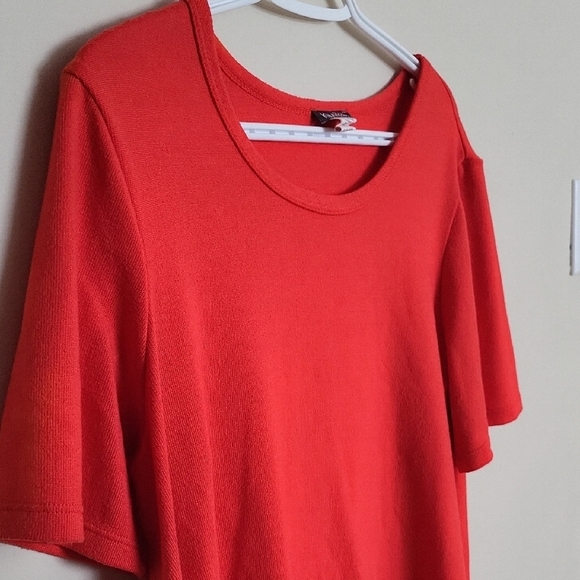 Stylish & Comfortable Red Coral/Salmon Top – Perfect for Any Occasion - Picture 6 of 6